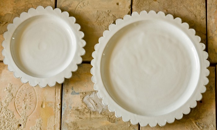 piatti in ceramica con bordi a forma di corolla, stile shabby chic e country chic