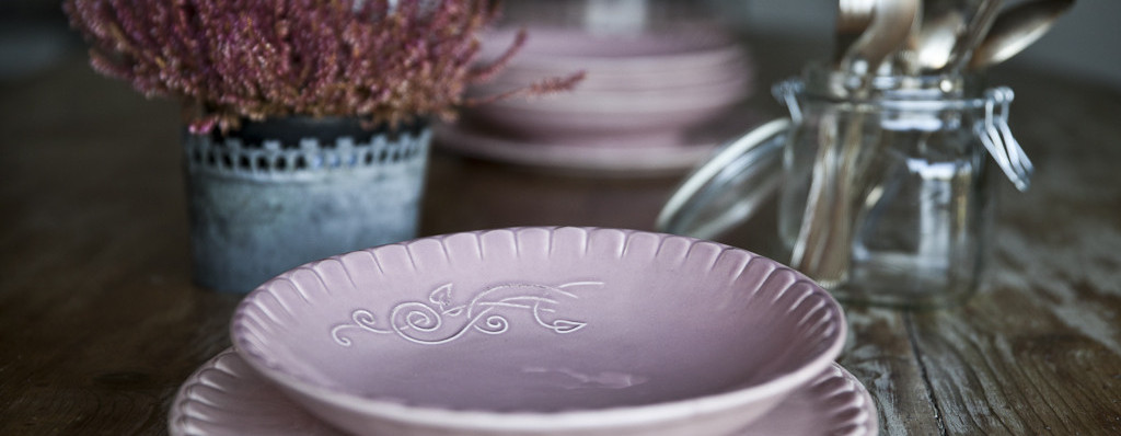 piatti in ceramica color malva stile shabby chic