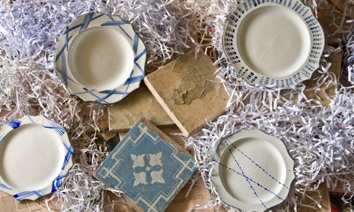 ceramic dinner set with bluette decorations and clay edges