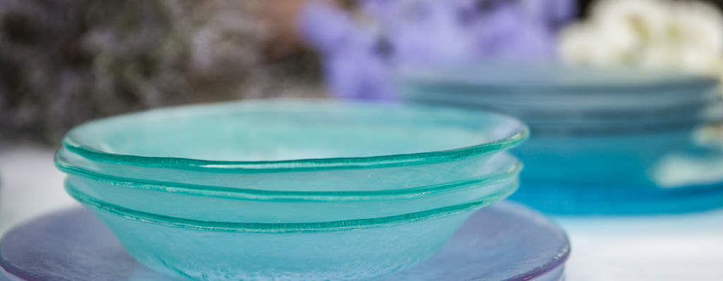set di piatti in vetro colorato