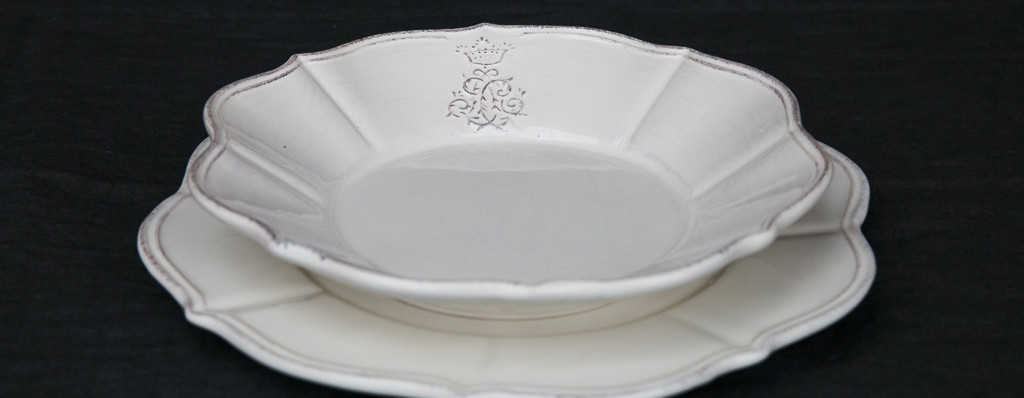 set di piatti in ceramica bianca