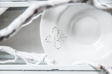 Volete sapere come si decorano piatti di porcellana unici?