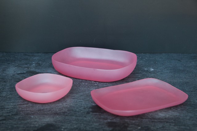 trend home decor 2020 servizio piatti colorati rosa